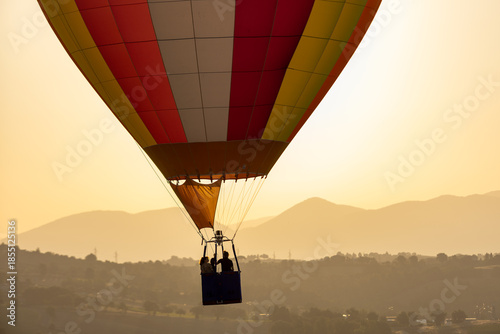 Mongolfiere colorate si alzano in volo all'alba
