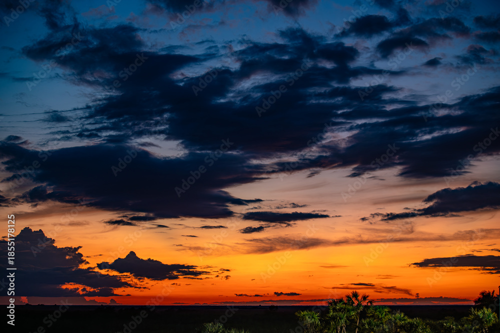 Obraz premium Dramatic sunset sky with dark storm clouds over Florida landscape
