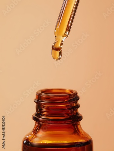 Aceite esencial con gotero sobre fondo neutro, Gotero de aceite de belleza sobre frasco ámbar, Packaging para marca de cosmética natural, Mockup para publicidad de serum facial