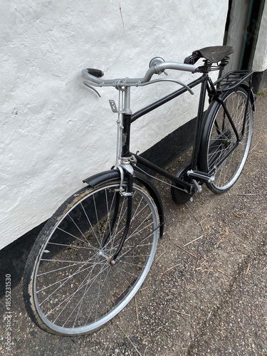 Photos Vélo ancien de style vintage appuyé contre un mur