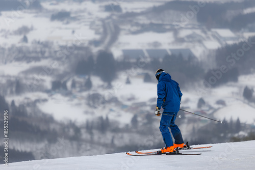 絶景の山形赤倉温泉スキー場とスキーヤー