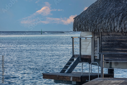 Bungalow sur pilotis au lever du soleil sur l'île de Mo'orea en Polynésie