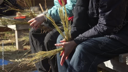 しめ縄づくりをする様子