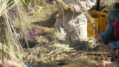 しめ縄づくりをする様子