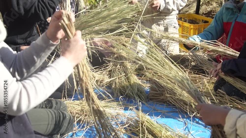 しめ縄づくりをする様子