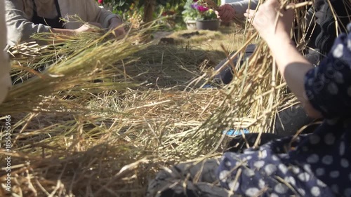 しめ縄づくりをする様子