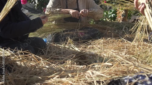 しめ縄づくりをする様子