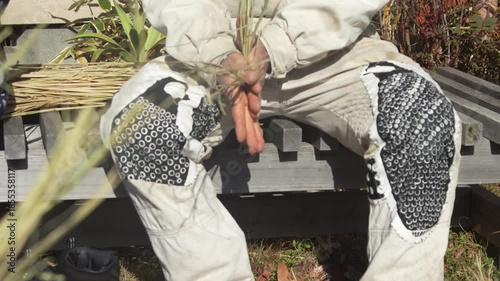 しめ縄づくりをする様子