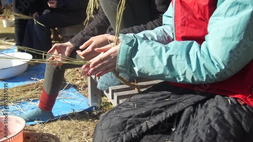 しめ縄づくりをする様子