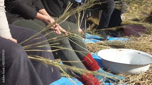 しめ縄づくりをする様子