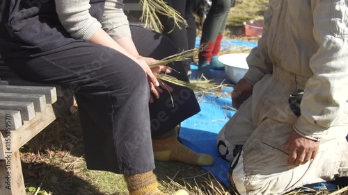 しめ縄づくりをする様子