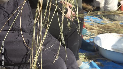 しめ縄づくりをする様子