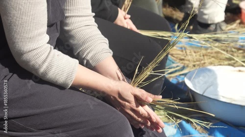 しめ縄づくりをする様子