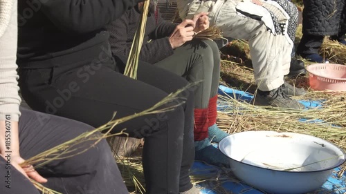 しめ縄づくりをする様子