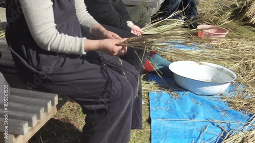 しめ縄づくりをする様子