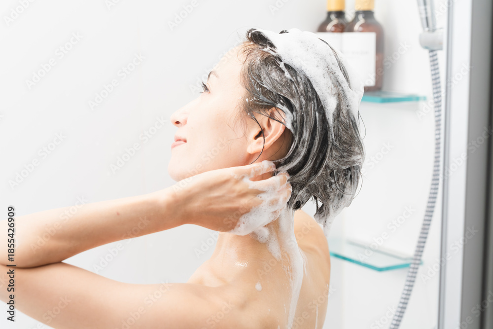 Naklejka premium シャンプーをする女性 ビューティイメージ