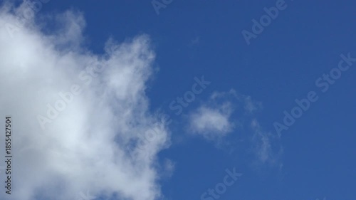 冬の青空と雲の流れクローズアップ01