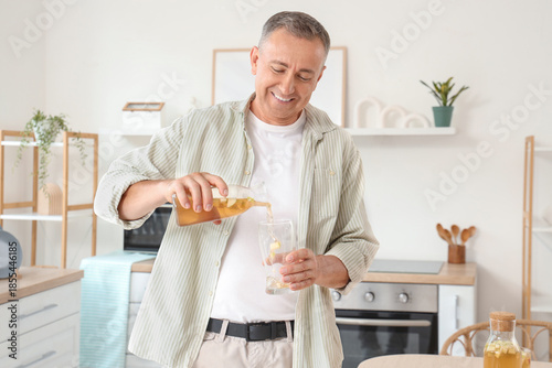 Mature man pouring apple ci...