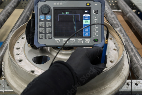 Fotografie NDT inspector conducting eddy current testing on an aircraft landing gear wheel