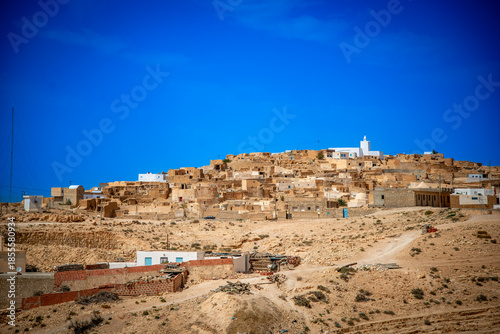 Tunez pais arabe con paisajes y arquitectura africana con desiertos
