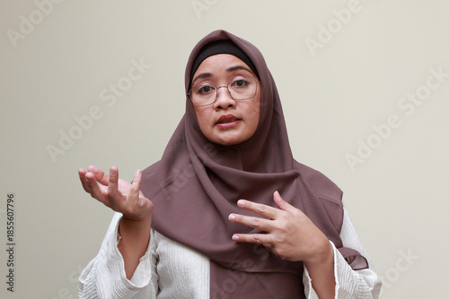 Cuadro en lienzo An Asian Muslim woman try to explain something with cynical expression on her face