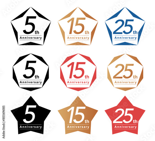 5周年、15周年、25周年のアニバーサリーロゴエンブレムセット。五角形、七角形、星形のモダンな幾何学模様バッジ。企業や店舗の記念イベント、プロモーション用ベクター素材。