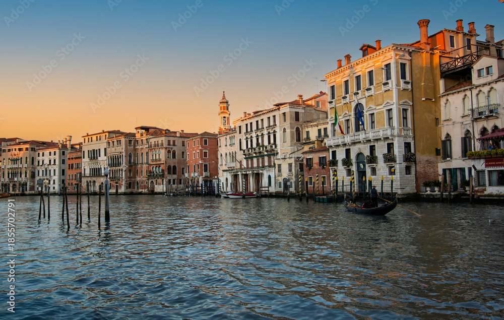 Obraz premium a splendid sunset on the Grand Canal in Venice