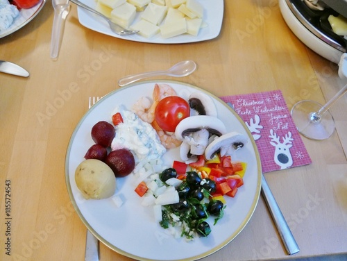 Raclette-Essen auf dem Tisch von oben