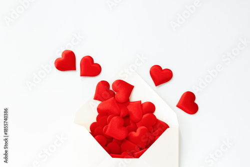 封筒に溢れんばかりに赤いハートが入っている愛情のイメージ