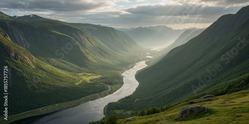 Weites norwegisches Flusstal mit grünen Wiesen und Bergen Panorama