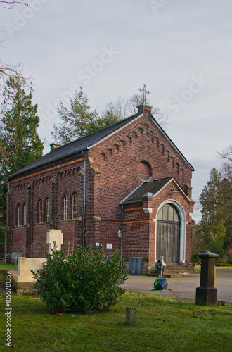 Tableau sur toile große alte Kapelle Backsteingebäude alter Friedhof in Essen-Werden