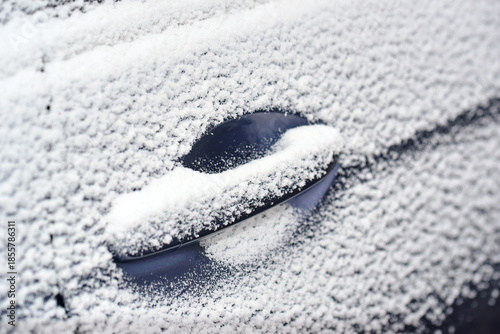 Billede på lærred Winter snow covering car door handle