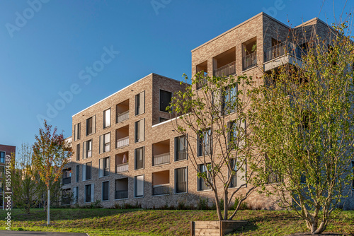 Moderne Architektur im Frankfurter Stadtteil Riedberg im Abendlicht