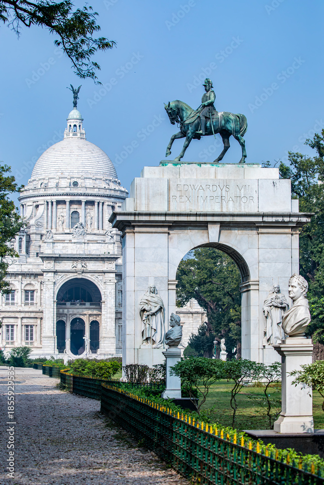 Obraz premium kolkata India 12th Dec 2025: In the gardens of Victoria Memorial in Kolkata stands the grand equestrian statue of Edward VII, symbolizing imperial power and colonial-era grandeur.