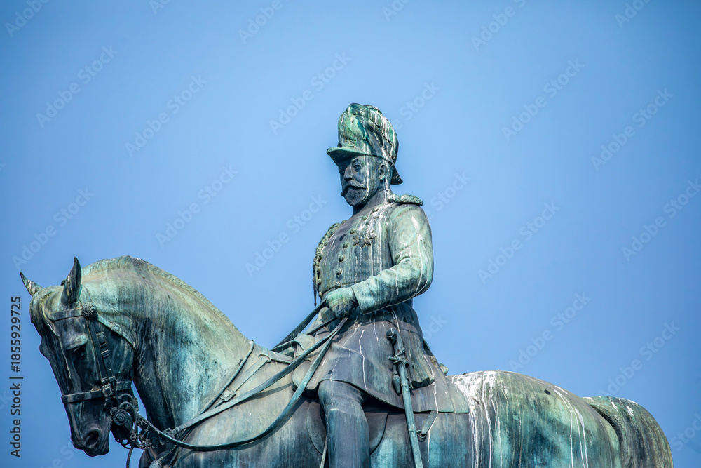 Fototapeta premium kolkata India 12th Dec 2025: In the gardens of Victoria Memorial in Kolkata stands the grand equestrian statue of Edward VII, symbolizing imperial power and colonial-era grandeur.