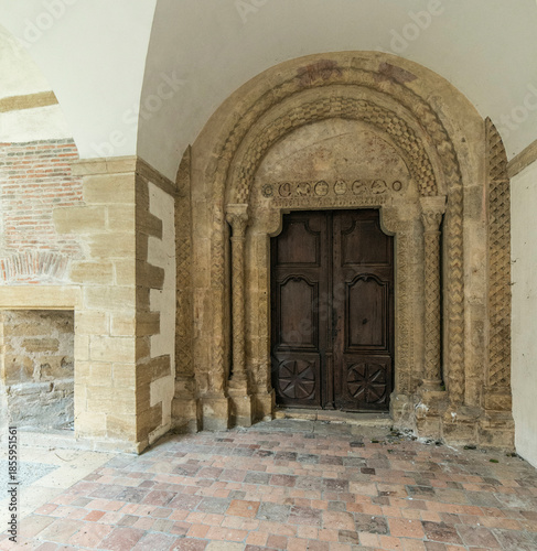 Porche roman sous le narthex de la basilique du Sacré-Coeur à Paray-le-Monial, Saône-et-Loire, France