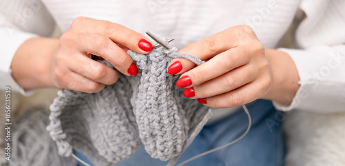Foto female hands knitting close up
