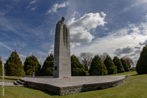 Fotografie The Brooding Soldier St Julien Canadian Memorial in Langemark, Belgium