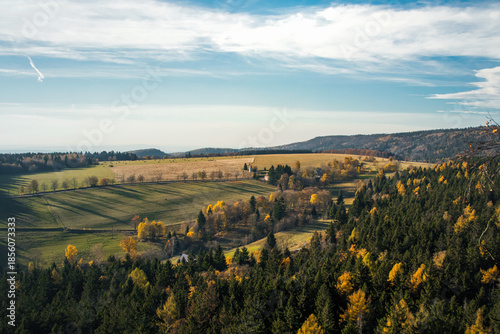 Sunny landscape of the Table Mountains with a view of vast meadows, forests and distant mountain ranges. Calm nature, clear sky and open space invite reflection, mindfulness and deep relaxation.