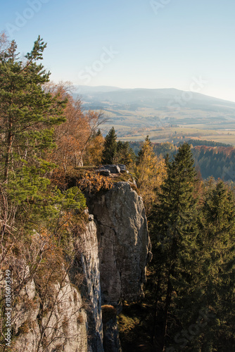 Sunny landscape of the Table Mountains with a view of vast meadows, forests and distant mountain ranges. Calm nature, clear sky and open space invite reflection, mindfulness and deep relaxation.