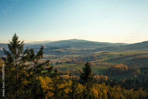 Sunny landscape of the Table Mountains with a view of vast meadows, forests and distant mountain ranges. Calm nature, clear sky and open space invite reflection, mindfulness and deep relaxation.