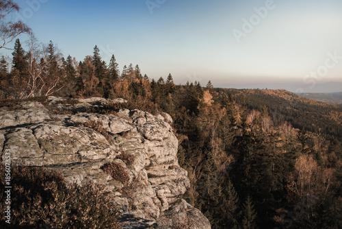 Sunny landscape of the Table Mountains with a view of vast meadows, forests and distant mountain ranges. Calm nature, clear sky and open space invite reflection, mindfulness and deep relaxation.