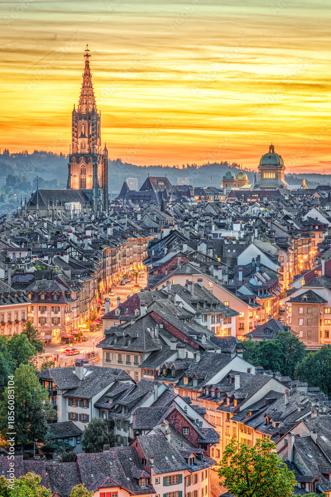 Naklejka premium Bern, Switzerland Old Town Skyline at Dusk 3068