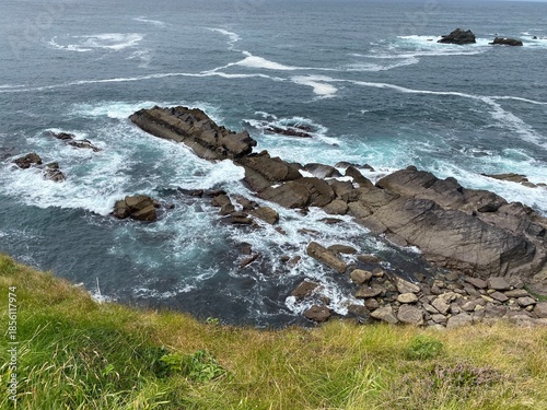 Quadro su tela Les falaises vertigineuses de Dunquin surplombant les eaux de l'Atlantique