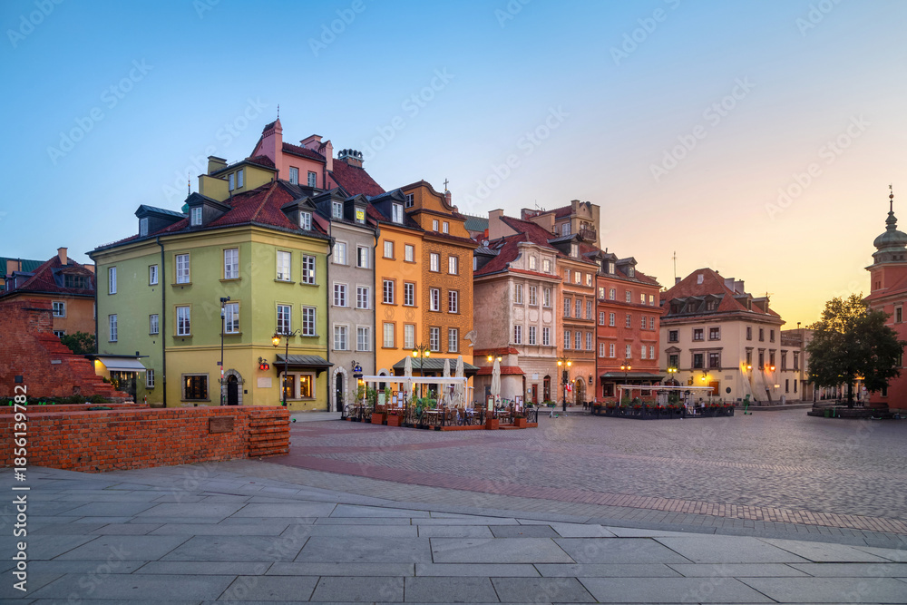 Fototapeta premium Castle Square (Plac Zamkowy) on sunrise in Warsaw, Poland