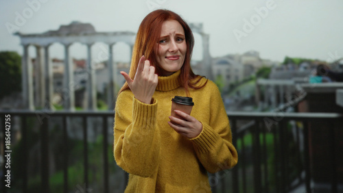 Foto Woman gesturing with a coffee cup in hand, standing at roman ruins with red hair and wearing a sweater, expressing emotion in an ancient city setting outdoors