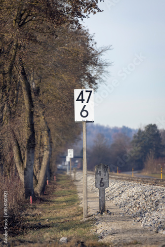 Hektometertafel und Kilometerstein an einer Bahnstrecke