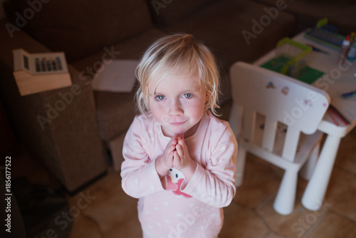 Foto Little 4 Year Old Blonde Girl Begging and Saying Please