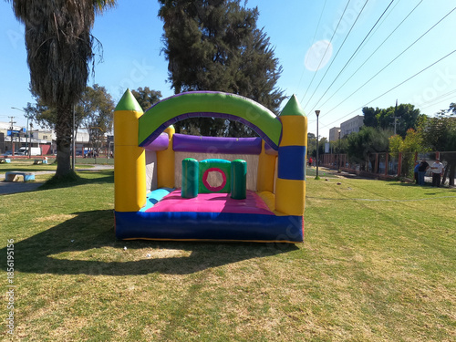 COLORIDO JUEGO INFLABLE PARA NIÑOS EN PARQUE