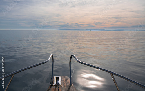 Navegando en el mar Mediterraneo de la Costa Brava de Cataluña, España al atardecer con el mar encalla